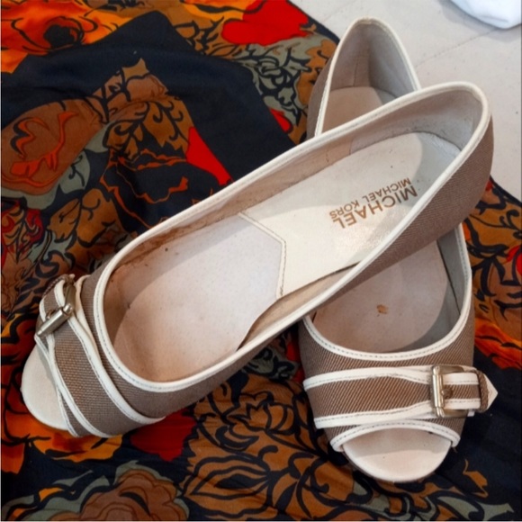 Michael Kors Flats Tan White Peep Toes Size 8 - Picture 1 of 3